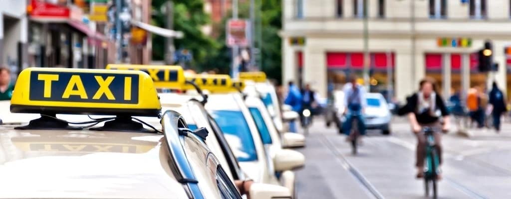 Fahrzeugtracker fuer Taxi Ortung - Effizientes GPS Tracking fuer Taxiunternehmen