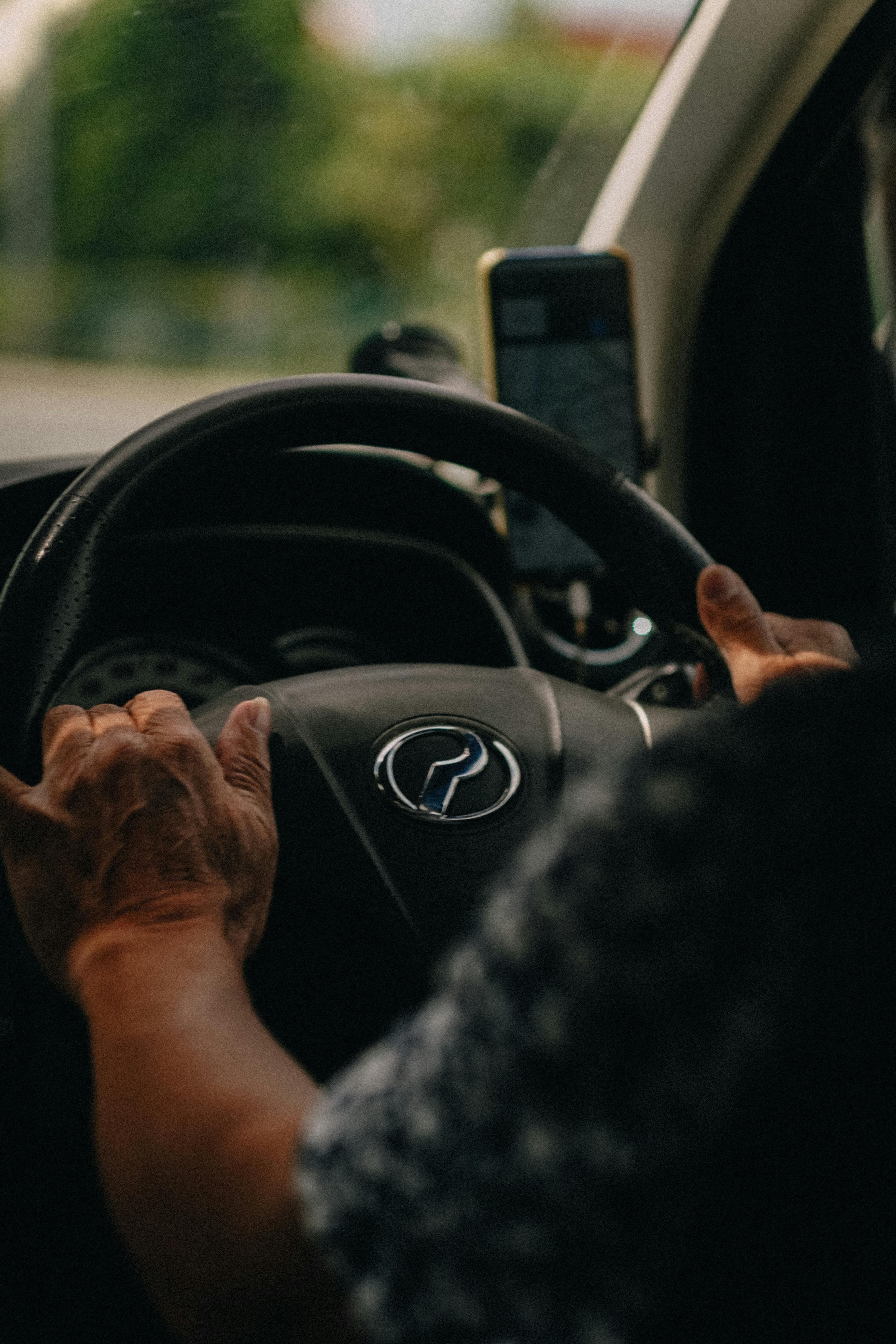 GPS im LKW Fahrerhaus mit Smartphone-Halterung